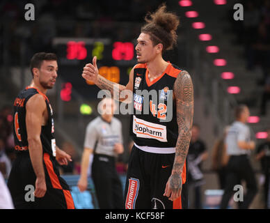 Bonn, Germania. 04 ott 2017. Bonn (Germania), 4 ottobre 2017, basket, bbl, cesti di Telekom bonn vs. ratiopharm ulm: Isacco fotu (Ulm) gesti. Credito: juergen schwarz/alamy live news Foto Stock