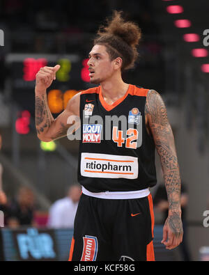 Bonn, Germania. 4 ottobre 2017. Bonn, Germania, 4 ottobre 2017, pallacanestro, BBL, Telekom Baskets Bonn vs. Ratiopharm Ulm: gesti di Isaac Fotu (Ulm). Crediti: Juergen Schwarz/Alamy Live News Foto Stock