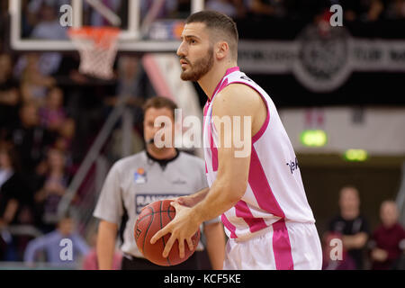 Bonn, Germania. 4 ottobre 2017. Bonn, Germania, 4 ottobre 2017, pallacanestro, BBL, Telekom Baskets Bonn vs. Ratiopharm Ulm: Nemanja Djurisic (Bonn). Crediti: Juergen Schwarz/Alamy Live News Foto Stock