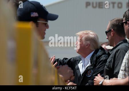 Carolina, Stati Uniti d'America. 04 ott 2017. u.s presidente Donald Trump saluta gli spettatori in arrivo per muñiz Air National Guard base per visualizzare una tempesta dall uragano maria ottobre 3, 2017 in Carolina, puerto rico. Credito: planetpix/alamy live news Foto Stock