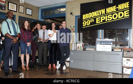 Studio City, CA. 4 ottobre 2017. Andy Samberg, Andre Braugher, Terry Crews, Melissa fumero, Stephanie Beatriz, Joe lo Truglio, Chelsea Peretti, Dirk Blocker, Joel McKinnon Miller, Dan Goor, Michael Schur in presenza per BROOKLYN NINE-NINE 99th Episode Cake Cutting Party, CBS Radford - Stage 12, Studio City, CA 4 ottobre 2017. Crediti: Dee Cercone/Everett Collection/Alamy Live News Foto Stock