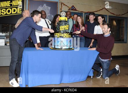 Studio City, CA. 4 ottobre 2017. Andy Samberg, Andre Braugher, Terry Crews, Melissa fumero, Stephanie Beatriz, Joe lo Truglio, Chelsea Peretti, Dirk Blocker, Joel McKinnon Miller, Dan Goor, Michael Schur in presenza per BROOKLYN NINE-NINE 99th Episode Cake Cutting Party, CBS Radford - Stage 12, Studio City, CA 4 ottobre 2017. Crediti: Dee Cercone/Everett Collection/Alamy Live News Foto Stock