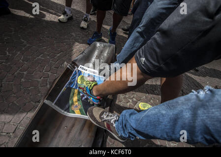 Sao Paulo, Brasile. 04 ott 2017. SP:ai lavoratori del settore postale in sciopero dal settembre 20 stanno facendo un atto e marzo attraverso le strade di sã£o Paulo. la federazione nazionale delle poste e telegrafi e simili dei lavoratori (fentect), che ha 31 affiliati dei sindacati, ha dichiarato uno sciopero sulla 20th. Essi sono contro il progetto di privatizzazione della post office dal governo temer. il post office ha inserito l'elenco delle imprese statali che il governo federale intende privatizzare. Credito: zuma press, inc./alamy live news Foto Stock