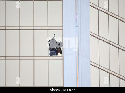 Las Vegas, Stati Uniti. 4 ottobre 2017. Un investigatore viene visto da una delle finestre rotte del Mandalay Bay Resort a Las Vegas, Stati Uniti, 4 ottobre 2017. Crediti: Wang Ying/Xinhua/Alamy Live News Foto Stock