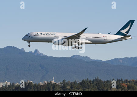 Richmond, Columbia Britannica, Canada. 3 ottobre 2017. Un Airbus A350-900 della Cathay Pacific Airways (B-LRQ) in avvicinamento finale per l'atterraggio all'aeroporto internazionale di Vancouver. Crediti: Bayne Stanley/ZUMA Wire/Alamy Live News Foto Stock
