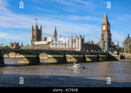 Londra, Regno Unito. 5 ottobre, 2017. Il Palazzo di Westminster e le case del parlamento s bagnata in autunno glorioso sole sebbene un giallo allarme meteo è stato rilasciato come 60mph gale force venti e piogge sono attesi alla pastella molte parti di Inghilterra e Galles il giovedì notte credito: amer ghazzal/alamy live news Foto Stock