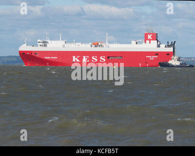 Sheerness, Kent, Regno Unito. 5 Ottobre, 2017. Regno Unito Meteo: una giornata di vento in Sheerness con una forza 7-8 northwesterly vento combinato con una molla di alta marea mantecato fino alle onde. Credito: James Bell/Alamy Live News Foto Stock