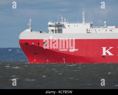 Sheerness, Kent, Regno Unito. 5 Ottobre, 2017. Regno Unito Meteo: una giornata di vento in Sheerness con una forza 7-8 northwesterly vento combinato con una molla di alta marea mantecato fino alle onde. Credito: James Bell/Alamy Live News Foto Stock