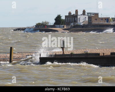 Sheerness, Kent, Regno Unito. 5 Ottobre, 2017. Regno Unito Meteo: una giornata di vento in Sheerness con una forza 7-8 northwesterly vento combinato con una molla di alta marea mantecato fino alle onde. Credito: James Bell/Alamy Live News Foto Stock