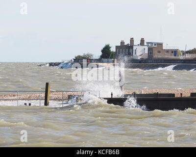 Sheerness, Kent, Regno Unito. 5 Ottobre, 2017. Regno Unito Meteo: una giornata di vento in Sheerness con una forza 7-8 northwesterly vento combinato con una molla di alta marea mantecato fino alle onde. Credito: James Bell/Alamy Live News Foto Stock