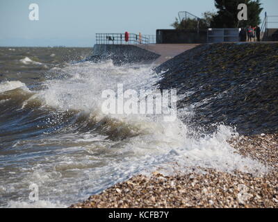 Sheerness, Kent, Regno Unito. 5 Ottobre, 2017. Regno Unito Meteo: una giornata di vento in Sheerness con una forza 7-8 northwesterly vento combinato con una molla di alta marea mantecato fino alle onde. Credito: James Bell/Alamy Live News Foto Stock