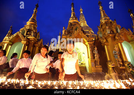 Yangon, Myanmar. 5 ottobre 2017. La gente accende le candele alla pagoda Shwedagon durante il festival Thadingyut a Yangon, Myanmar, il 5 ottobre 2017. Il Thadingyut Festival, il Festival dell'illuminazione del Myanmar, si tiene il giorno della luna piena del mese lunare birmano di Thadingyut. Crediti: U Aung/Xinhua/Alamy Live News Foto Stock