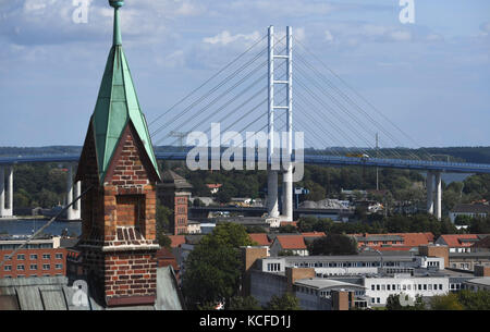 Stralsund, Germania. 25 agosto 2017. Vista del "Ruegenbruecke" (letteralmente "Ponte Ruegen") a Stralsund, Germania, 25 agosto 2017. Il ponte Ruegen con i suoi piloni alti 128 metri è stato aperto dieci anni fa. Per l'anniversario sono previsti diversi eventi, tra cui una maratona sul ponte di Ruegen. Crediti: Stefan Sauer/dpa-Zentralbild/dpa/Alamy Live News Foto Stock