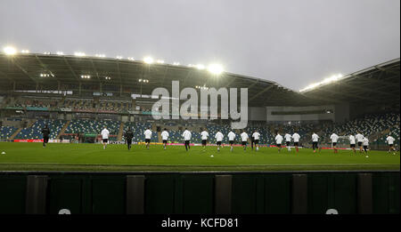 Belfast, Irlanda del Nord. 4 ottobre 2017. La squadra si riscalda durante l'allenamento finale della nazionale tedesca di calcio prima della partita di qualificazione al campionato del mondo tra Irlanda del Nord e Germania al Windsor Park Stadium di Belfast, Irlanda del Nord, il 4 ottobre 2017. Credito: Christian Charisius/dpa/Alamy Live News Foto Stock