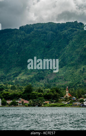 Bellissimo paesaggio del lago toba con il verde della montagna e del bellissimo lago. viaggio intorno al lago toba è divertimento e relax. Foto Stock