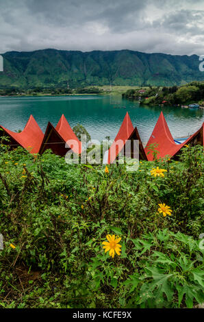 Bellissimo paesaggio del lago toba con il verde della montagna e del bellissimo lago. viaggio intorno al lago toba è divertimento e relax. Foto Stock