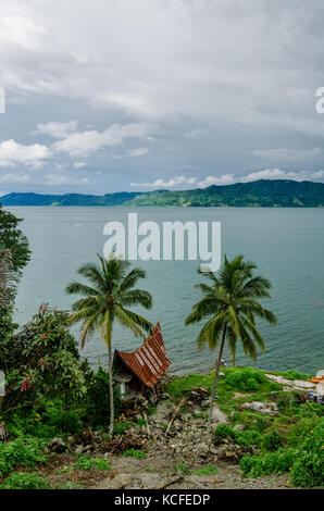 Bellissimo paesaggio del lago toba con il verde della montagna e del bellissimo lago. viaggio intorno al lago toba è divertimento e relax. Foto Stock