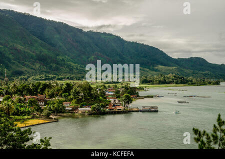 Bellissimo paesaggio del lago toba con il verde della montagna e del bellissimo lago. viaggio intorno al lago toba è divertimento e relax. Foto Stock