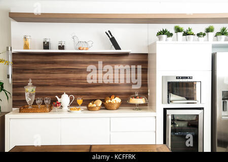 Cucina, tavolo, armadietti, elettrodomestici Foto Stock