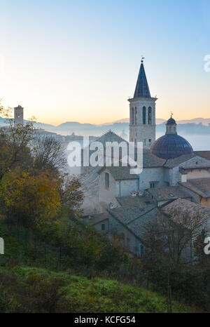 Spoleto (Italia) - un nebbioso giorno cadono nel suggestivo borgo medievale nella regione Umbria. La fitta nebbia crea un atmosfera suggestiva con raggi solari Foto Stock