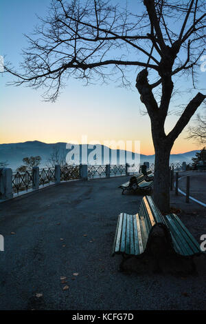 Spoleto (Italia) - un nebbioso giorno cadono nel suggestivo borgo medievale nella regione Umbria. La fitta nebbia crea un atmosfera suggestiva con raggi solari Foto Stock