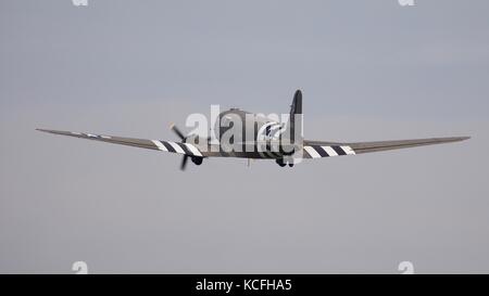 Douglas C-47 Skytrain 'drag-em-qot' a Duxford 2017 Battaglia di Bretagna air show Foto Stock