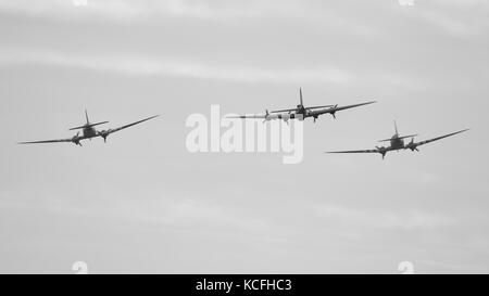 Boeing B-17 Flying Fortress e due Douglas C-47 Skytrain aeromobili battenti in formazione a Duxford 2017 Battaglia di Bretagna air show Foto Stock