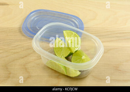 Preparare in anticipo per party con bevande o cena mettendo spicchi di lime in contenitore in plastica Foto Stock