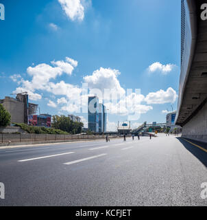 Tel Aviv-Yafo, Israele. Il 30 settembre 2017. Yom Kippur - autostrada Ayalon Foto Stock