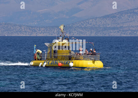 Un sottomarino giallo barca col fondo di vetro nella città greca di Kassiopi di Corfù. i turisti escursioni per vedere la vita marina subacquea. Foto Stock