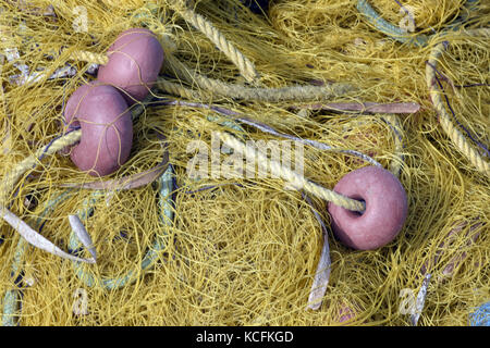 Colorate le reti da pesca sulla banchina o molo a Kassiopi Corfù, Grecia, mare mediterraneo. Foto Stock