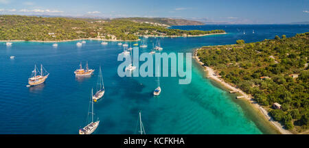 Vista aerea del gruppo delle barche a vela ancoraggio su boe. bird eye sport acquatici a tema. Foto Stock