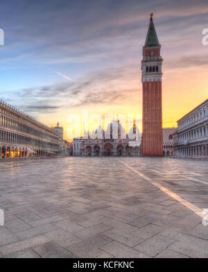 Bellissima alba sulla famosa piazza san marco con la torre dell orologio a venezia, Italia, Europa. Il patrimonio storico. Foto Stock