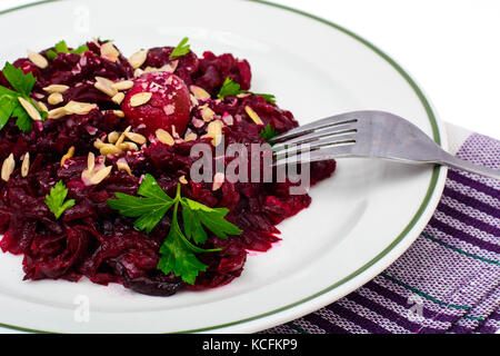 Piastra bianca con snack di barbabietole e semi Foto Stock