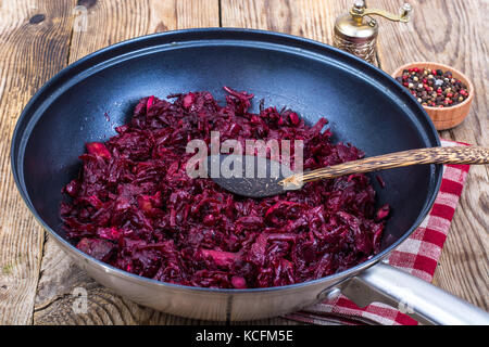 Stufati di barbabietole in padella Foto Stock