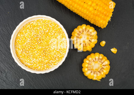 Semole e semolini di granoturco e le pannocchie Foto Stock