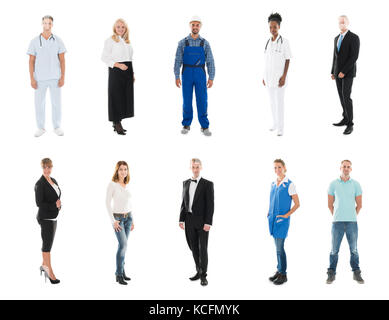 Collage di felici le persone con diverse professioni in piedi contro uno sfondo bianco Foto Stock