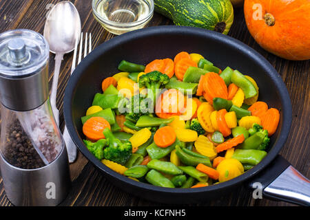 Piatti in padella, mescolare le verdure surgelate Foto Stock