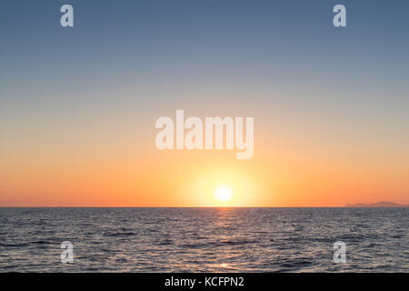 Bel tramonto visto dal mare. Santorini, Grecia. Foto Stock
