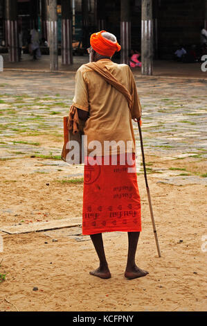 Uomo vecchio con un bastone, Nataraja tempio, Chidambaram, Tamil Nadu, India Foto Stock