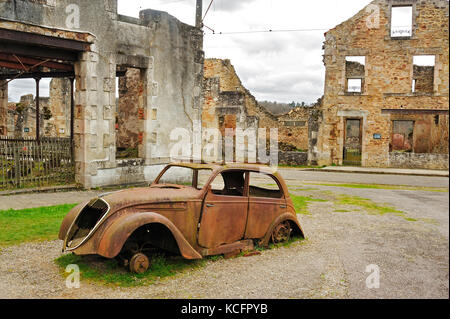 Peugeot 202 auto rovine, Oradour-sur-Glane, Haute-vienne dipartimento, Limousin Francia Foto Stock