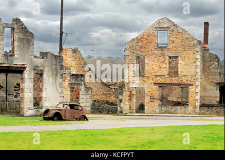 Costruzione di rovine e resti di Peugeot 202 auto, Oradour-sur-Glane, Haute-vienne dipartimento, Limousin Francia Foto Stock