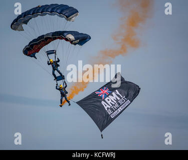 Le tigri paracadute team display rivelarsi un successo al 2017 dunsfold air show. Foto Stock