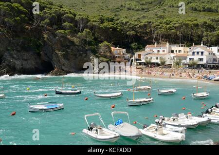 Vista della spiaggia di Sa Riera, un villaggio di pescatori e di villeggiatura situato nella costa brava, Girona, Catalogna, Spagna. Foto Stock