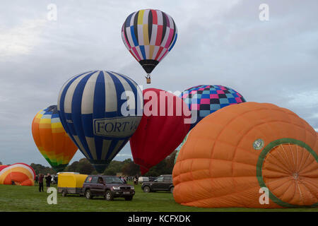 Palloncini ad aria calda gonfiati e decolli dal Klavesmire York, Regno Unito Foto Stock
