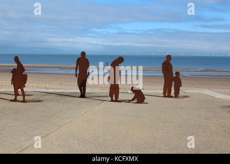 Spiaggia sculpures da Freshwest in Colwyn Bay promenade Galles Foto Stock