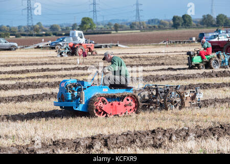 Vintage trattore cingolato di aratura a concorrenza Flintham mostrano, Nottinghamshire, Inghilterra Foto Stock