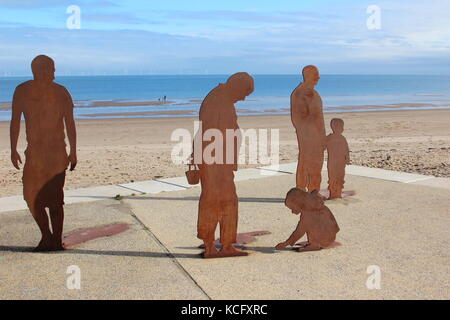 Spiaggia sculpures da Freshwest in Colwyn Bay promenade Galles Foto Stock