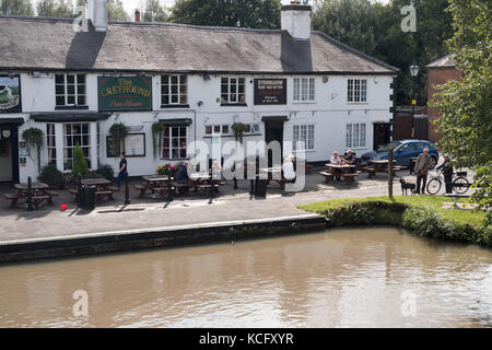 The Greyhound Inn at Hawksbury di giunzione o di Sutton Stop dove il canale di Oxford e la Coventry Canal soddisfare, è stato di servire le persone onnthe canali fin dal 1800. Foto Stock