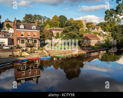 Riflessi nel fiume Nidd lungo Waterside dal ponte basso a Knaresborough North Yorkshire, Inghilterra Foto Stock